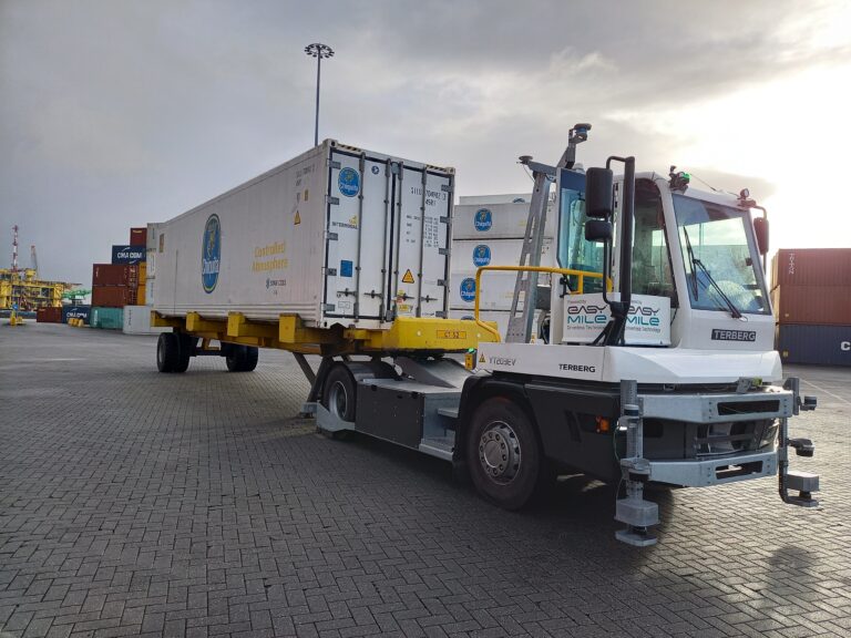 Autonomous terminal tractor with Terberg at Vlissingen_Credit - EasyMile - 11 (1)